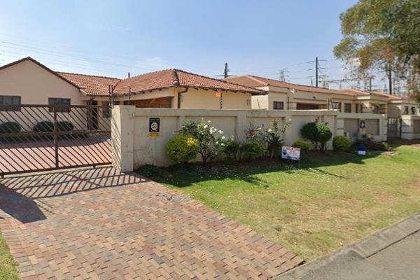 This spacious property located in Meredale, Johannesburg has all the space you need. The property offers four spacious bedrooms with ...