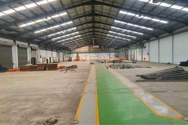 A spacious 4300m2 warehouse is available for rent in a secure industrial park.
The ...