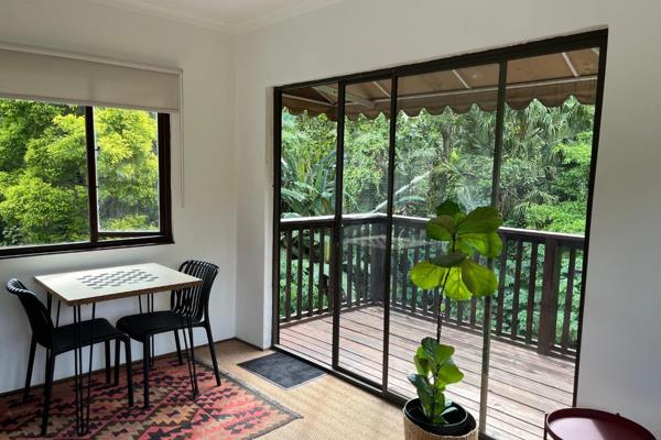 An upstairs flatlet with its own entrance, has an open plan sitting room with kitchenette and cafe table seating. The bedroom has space ...