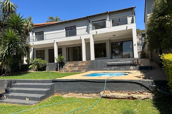 Isn&#39;t it all about great security?

This charming property is situated in Waterkloof Palms Estate.  Stunning double storey family ...