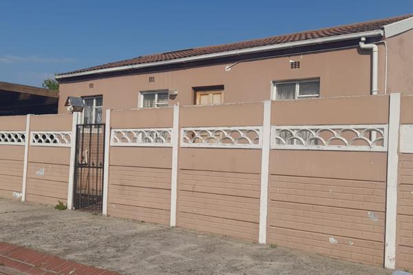 SOLE MANDATE

Charming three bedroom home with a decent size yard to rent.

- Utilities Pre-Paid and Municipality Invoice.
- 3 ...