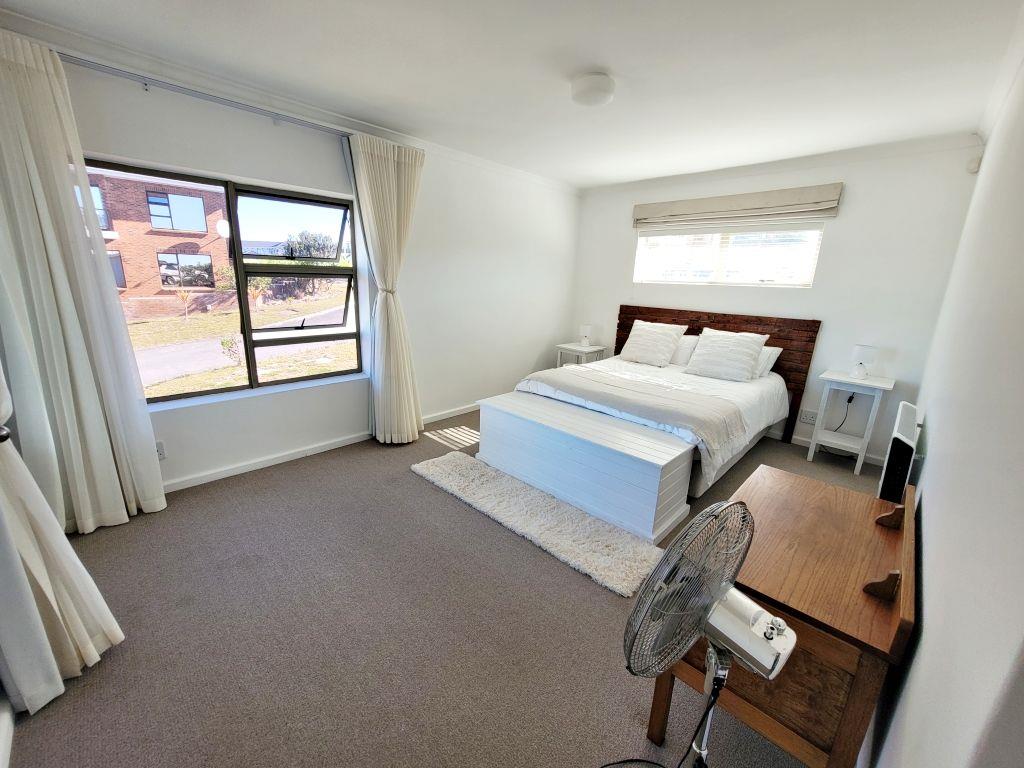 Photo of 3 Bedroom House to rent in Oceanview Heights