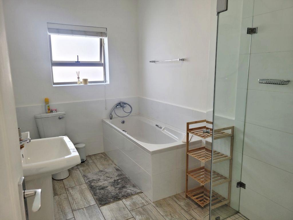 Photo of 3 Bedroom House to rent in Oceanview Heights