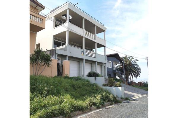 Presenting an exclusive listing with unparalleled views and expansive living in the vibrant Bo-Kaap.
This exquisite 3-bedroom apartment ...