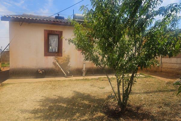 2 Bedroom house for sale at Daveyton,  on a big  stand, 

The house offers 2 bedrooms, open plan living and kitchen,  a bathroom and ...