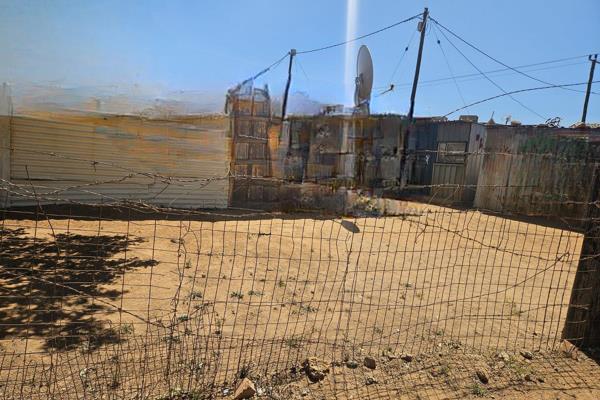 Corner stand for sale Shed, toilet and tenants for sale, 

Situated in Barcelona Daveyton, Etwatwa