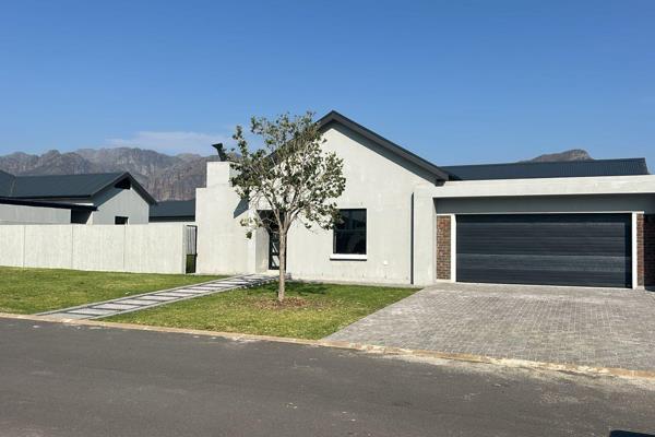 4 bedroom 
2 bathrooom
Open plan braai area 
Open plan kichen 
Scullery