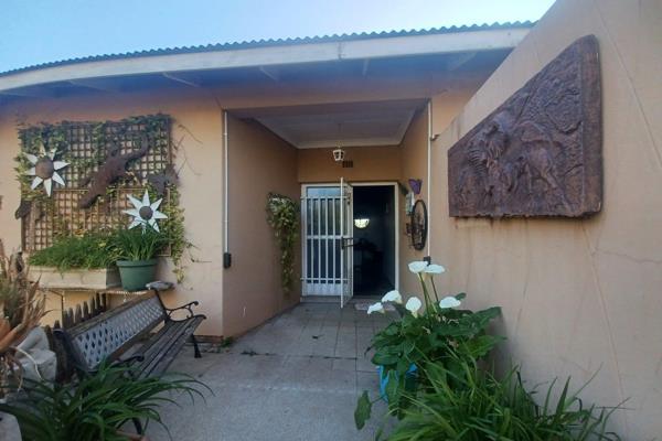 This cosy 3 bedroom, 1 bathroom home features a dining area, and comfortable Livingroom.
Closed stoep. Nice braai area. 
The house is ...