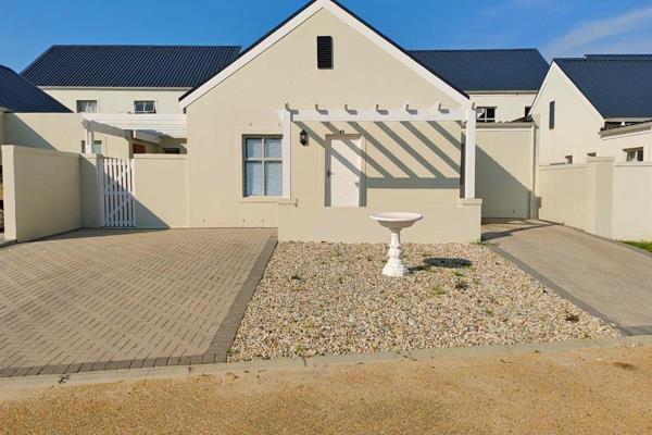 Situated in secure manned complex.
About 15min drive to Stellenbosch. 
Low maintenance.
Tiled open plan kitchen with built-in stove ...