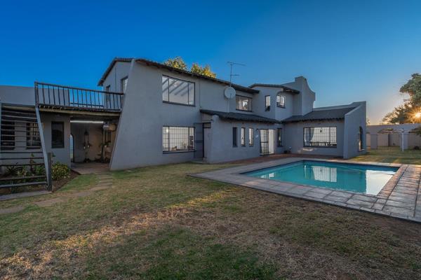 Massive mediterranean style home in the heart of brackenhurst. Another exclusive mandate by Rosie Viljoen Real Estate. If you looking for loads of space, prime position and lots of possibilities then this is the home for you. ...