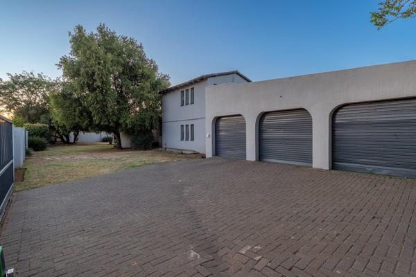 Massive mediterranean style home in the heart of brackenhurst. Another exclusive mandate by Rosie Viljoen Real Estate. If you looking for loads of space, prime position and lots of possibilities then this is the home for you. ...