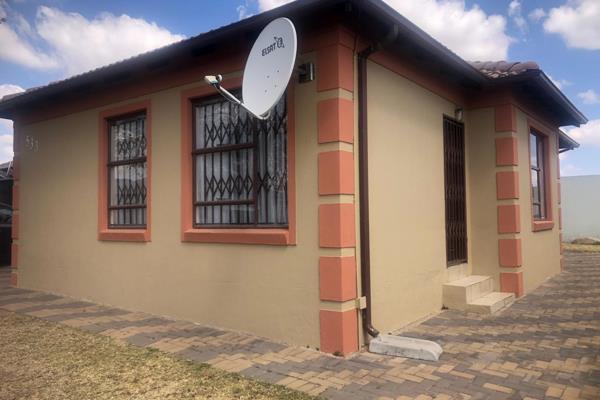 In the heart of Midrand this beautifull gem offers 2 bedrooms, 1 full bathrooms, open plan lounge and kitchen,single carpot
Situated ...