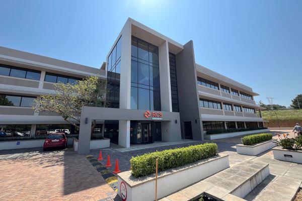 This stand-alone office building, located in the prestigious Golf Park, offers 2140m2 of ...