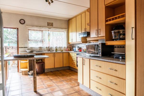 The Property Shoppe is proud to present to you a 4-bedroom house in the very sought after area of Gonubie, with its holiday vibes. ...