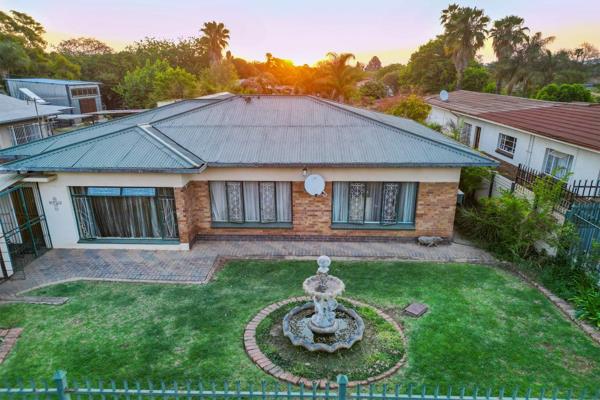 *EXCLUSIVE MANDATE*
This spacious 4-bedroom family home in the well-established suburb ...