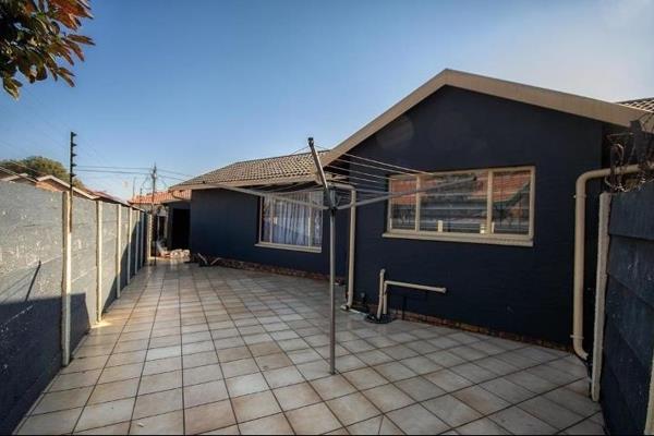 Cozy and neat, 690.sqm home offers 

Newly renovated kitchen, with modern BIC
3 ...