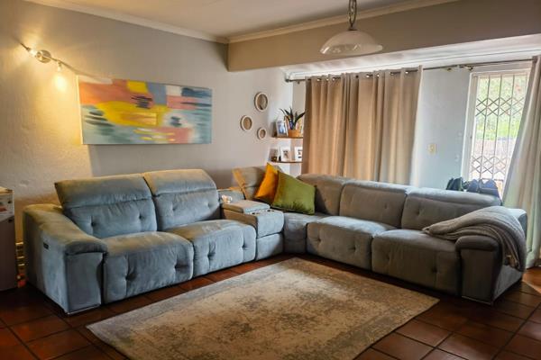 Garden Town house available for rent.
The unit Offers:
3 Bedrooms, main en-suite with a shower
Spacious lounge which leads outside to ...