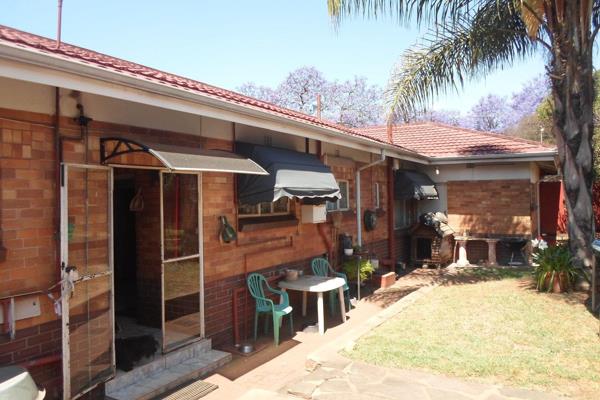 Spacious four bedroom house in Proclamation Hill Pretoria is available for you. This 945 square meter ERF is offering you 278 square ...