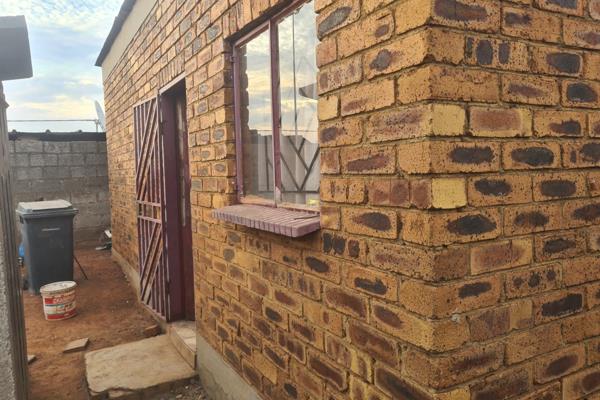 This house is in Kwathema Ext 6 .

Very close to the main tax rank.  2 min to the primary school and clinic. 

The house 
2 bedroom 
1 ...