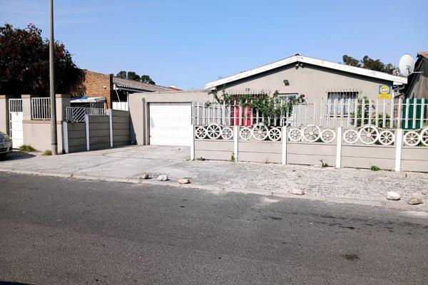 Free standing family house  with 3 nice  size bedrooms  , in sort after area , Belhar .  ...