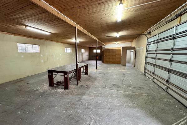 Spacious workshop available, 3 phase power, security included.
Located on main road.

Call today for a viewing.