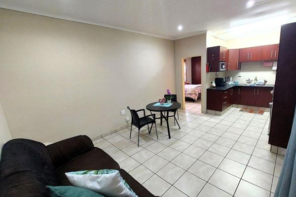 AVAILABLE 1 DECEMBER 2024
Water usage: R150.00 extra

This charming private garden flat presents an excellent opportunity for young ...