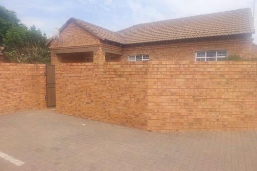 2 Bedroom Townhouse for sale in Equestria