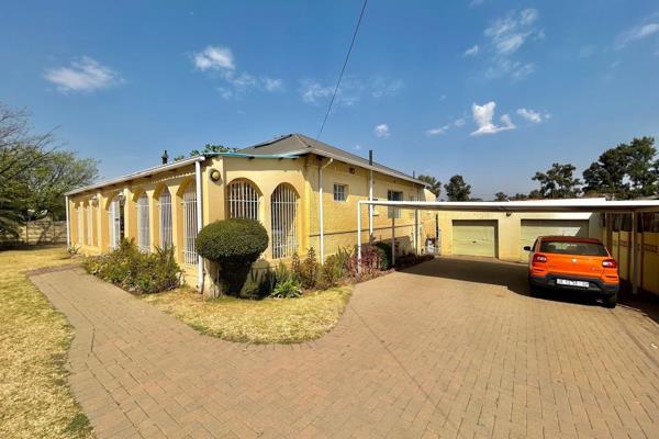 Located in the Avenues of Northmead, this well-maintained property is bursting with potential. Featuring 3 spacious bedrooms and 2,5 ...