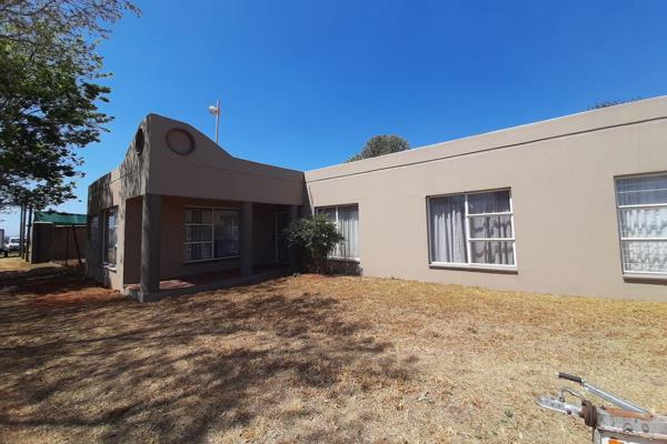 Endless potential!! A truck yard or farming??
This property is situated close to main roads in Eloff Agricultural Holdings, about 5 km ...