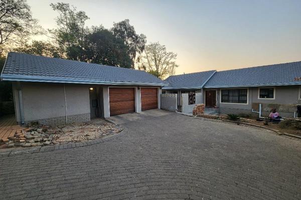 Perfectly situated on the Klipriviersberg nature reserve sits this Absolutely fabulous piece of real-estate.
The property offers 4 ...