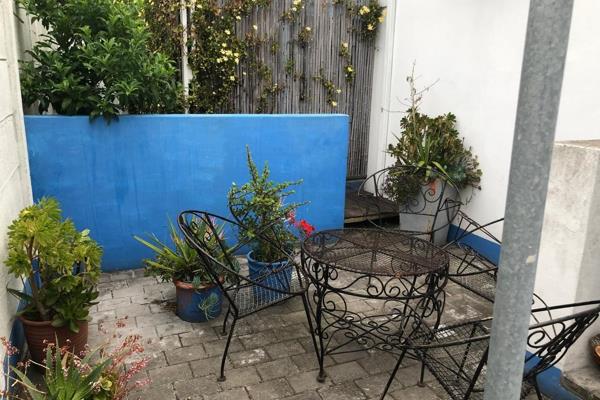 This charming furnished garden cottage in Sunset Beach features a small private garden and a secure separate entrance. The open-plan ...