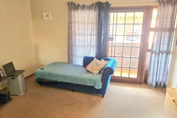 This comfortable 2-bedroom unit, located on the first floor, is an ideal living space for students, newlyweds, or small families. With ...