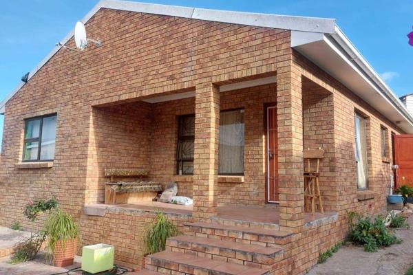 *** EXCLUSIVE SOLE MANDATE ***

This solid face-brick home, features 3 spacious bedrooms (2 with built-in cupboards), 2 bathrooms (one ...