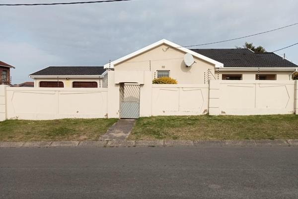 Charming family home in sunnyridge extension 3.

This delightful family home is situated in the quiet and well-established suburb of ...