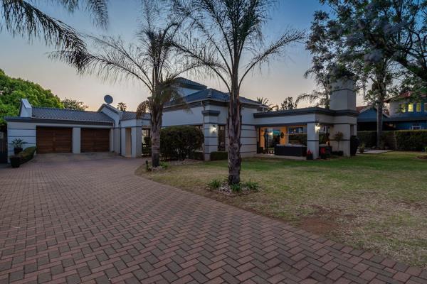 Stunning and Elegant Home with Potential for business rights aswell. Another exclusive mandate by Rosie Viljoen Real Estate. Just all out a perfect family home in everyway. Attractive exterior with wooden windows and a beautiful ...