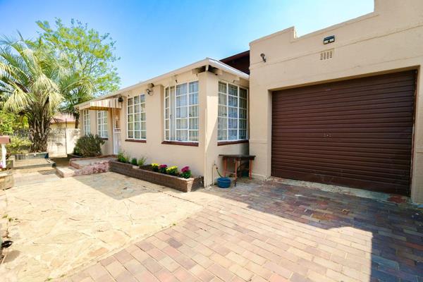 Charming 3-Bedroom Home for Sale in Geduld Ext 2, Springs


This delightful 3-bedroom, 1-bathroom house offers a perfect blend of comfort and potential in the heart of Geduld Ext 2. The house does need some TLC. 

Step inside to find a spacious lounge and dining room ...