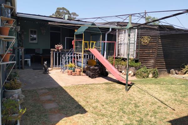 Well-maintained three-bedroom home with a two-bedroom flatlet for sale in Krugersdorp West.
This tidy property offers:

Three ...