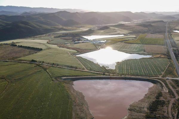 Just 20 km from Montagu, 440 ha offers endless possibilities for farming ventures. Whether you are looking to cultivate permanent or ...