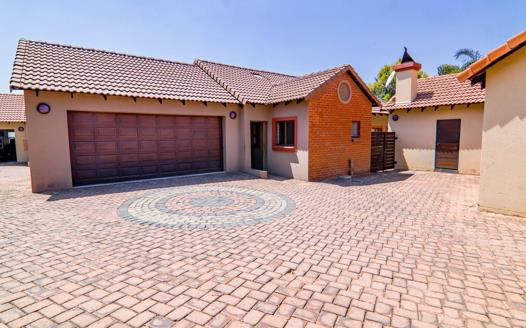 3 Bedroom Townhouse for sale in Thatchfield Estate