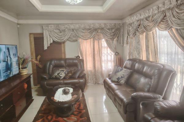 Prime piece of property.
Newly built property with  every upgrade.
Walking distance to town........

Three bedroom, two ...