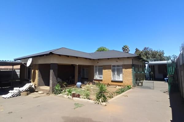 This property is guaranteed to give you that extra income you&#39;ve been looking for.

Property comes with: 
Mainhouse with:-
*3 well ...