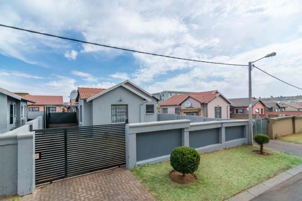 3 BEDROOMS | 2 BATHROOMS | 2 CARPORT 

Offering unarguably the best three spacious bedrooms, this beautiful contemporary property has a ...