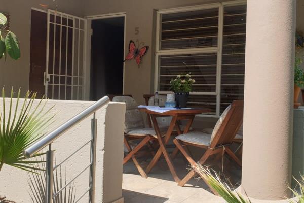 Garden unit in MArais STEYN 

A wonderful neat well loved garden unit .
the garden is spacious with a covered patio entering into a ...