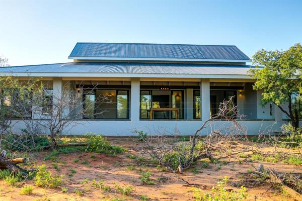 Modern and spacious wildlife home jutting out into the greenbelt of the Hoedspruit Wildlife Estate. 
The large and modern home has 4 ...