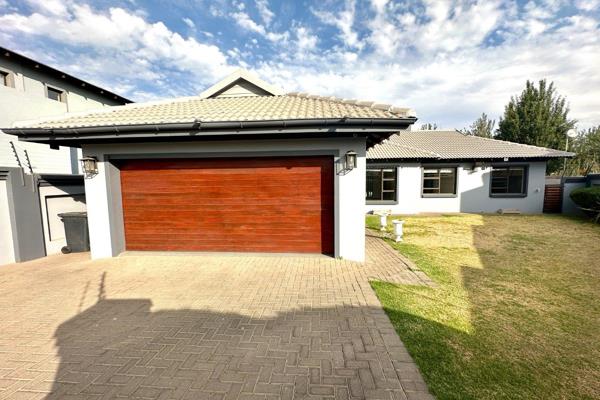 This immaculate 3 bedroom home offers you the luxury of modern finishes, comfort and security.  

THE ESTATE OFFERS:-
Curro ...