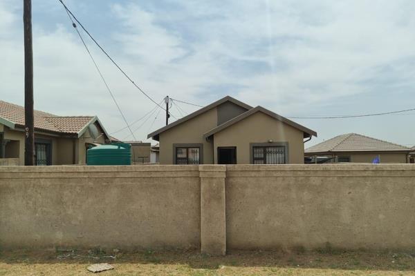 Keyworx Property invites you to this three bedrooms, two bathroom, living area, open plan kitchen in a well sought after area in Kwaguqa