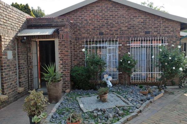 This home is situated in Boksburg North and offers the following:

Lounge. Kitchen. 3 Bedrooms. 2 Bathrooms. Lapa. Private garden. ...