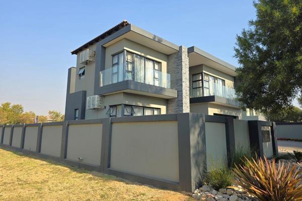 Secure &amp; Modern 4 Bedroom home For Sale in the ever popular La Como Lifestyle ...