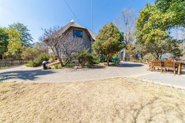 Nestled within the serene Chartwell North Country Estate, this enchanting Rondavel Thatch Cottage offers a unique blend of country ...