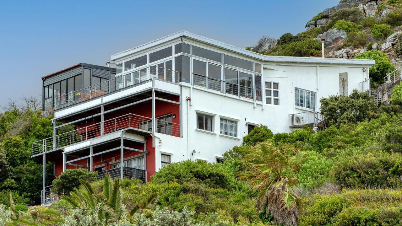 5 Bedroom House for sale in Clovelly - 19 Marmion Avenue - P24-117051807